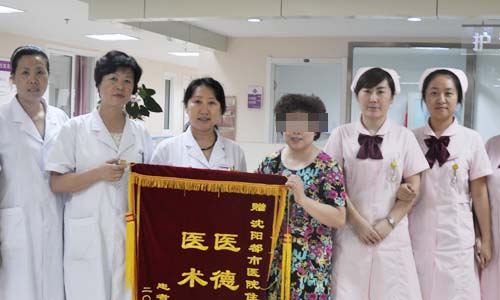 患者为医生送上锦旗表示感谢